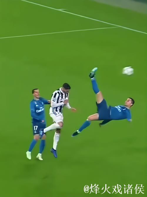 C罗挑战机器人守门员，射门频频被挡出，最后抓住漏洞进球